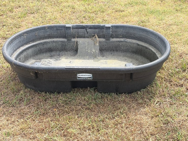 #102-•-rubbermaid-50-gallon-livestock-watering-trough-image-1