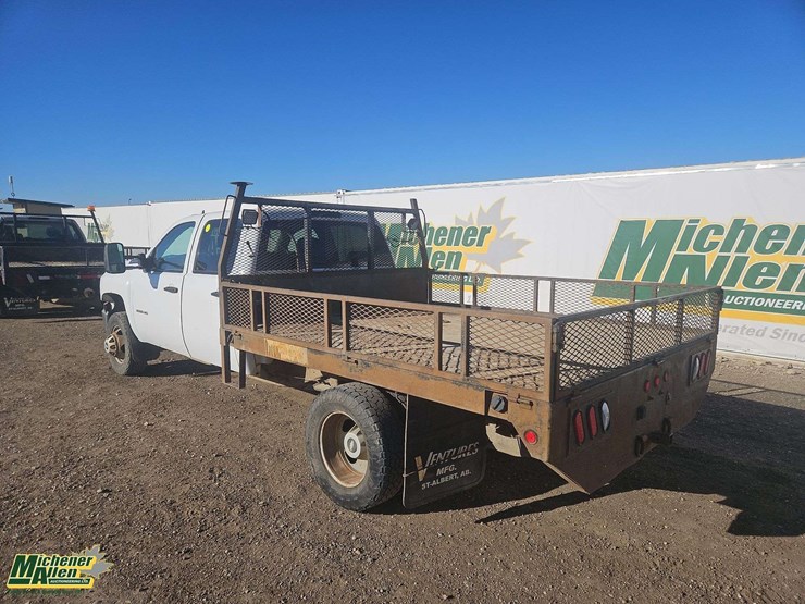 2013-chevrolet-silverado-3500hd-4x4-s/a-deck-truck-image-3