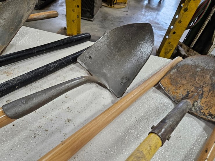 #9218-•-(8)-rack-of-shovels-image-9