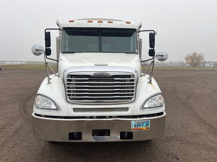 2004-freightliner-columbia-grain-truck-image-3