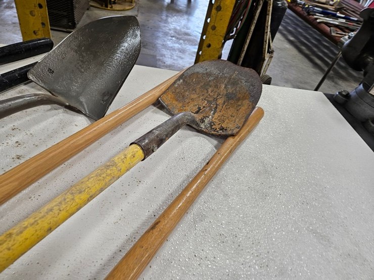 #9218-•-(8)-rack-of-shovels-image-7