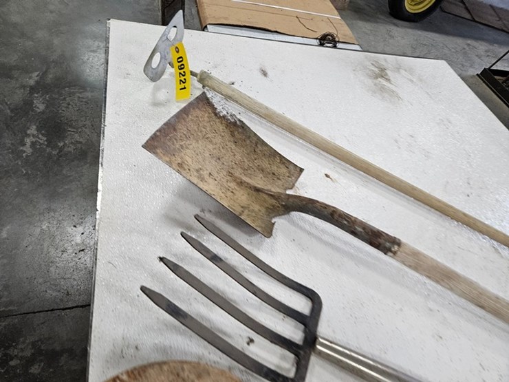 #9221-•-rack-of-assorted-yard-tools-image-6