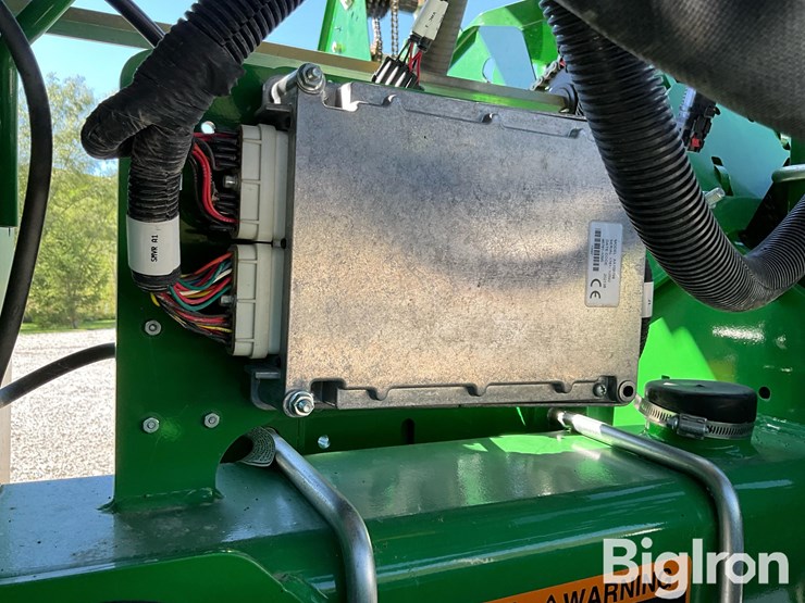 2022-john-deere-1775nt-maxemerge-5-ccs-16r30”-planter-image-15