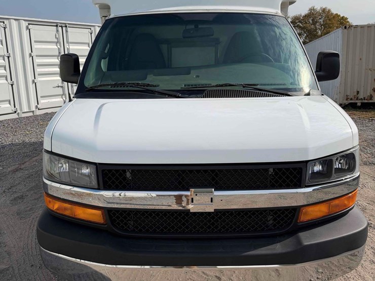 2019-chevrolet-cutaway-van-image-2