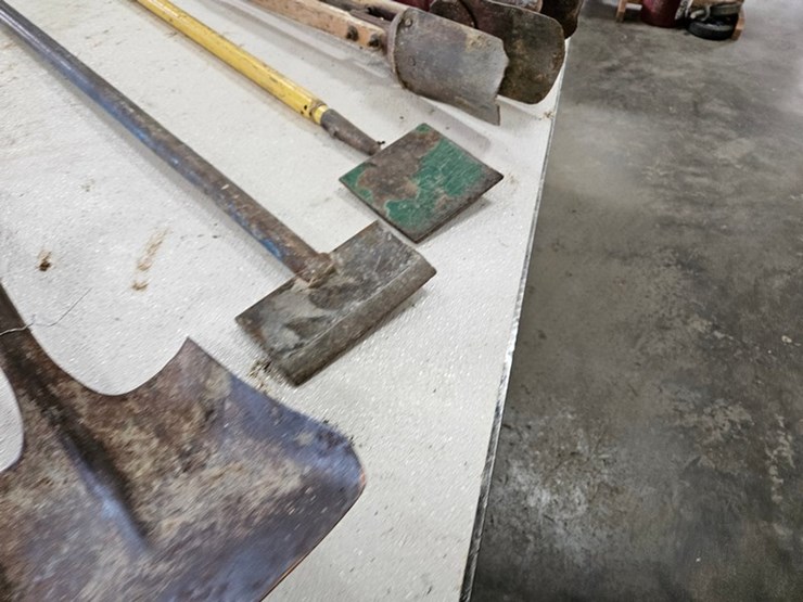 #9224-•-rack-of-assorted-yard-tools-image-5
