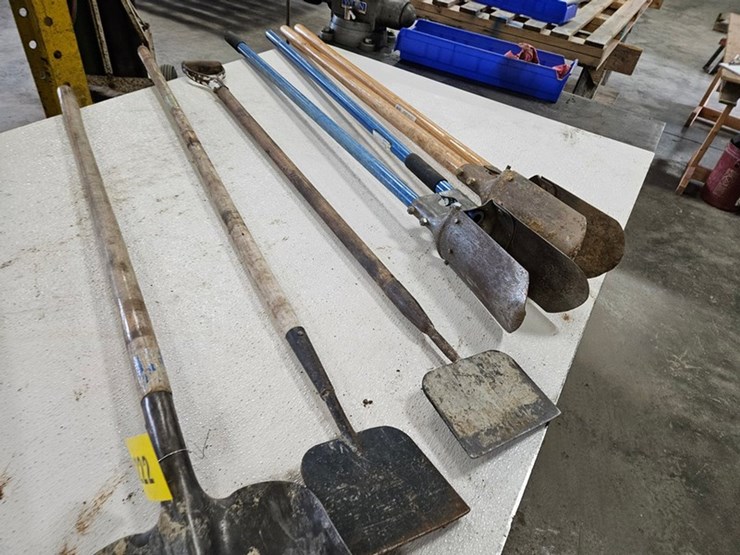 #9222-•-rack-of-assorted-yard-tools-image-7