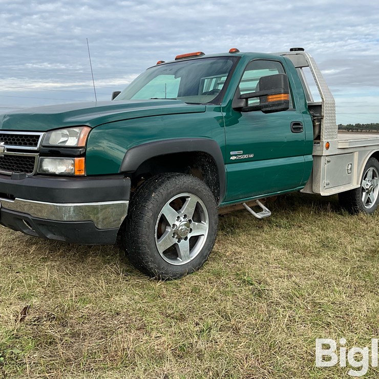 2006 Chevrolet Silverado 2500HD 4x4 Diesel Pickup W/Flatbed