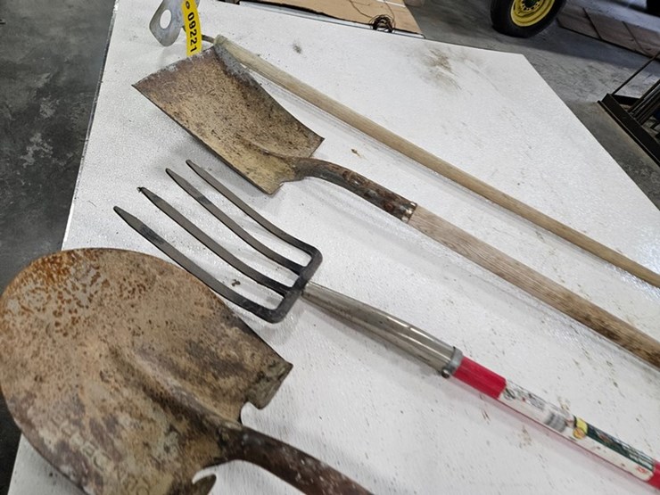 #9221-•-rack-of-assorted-yard-tools-image-4