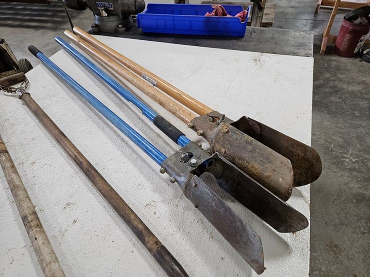 #9222-•-rack-of-assorted-yard-tools-image-9