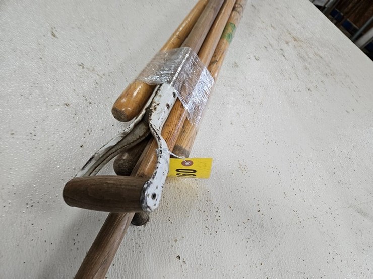 #9233-•-bundle-of-wood-shovel-and-broom-handles-image-4