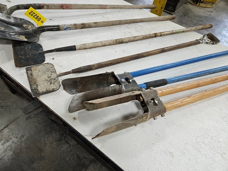 #9222-•-rack-of-assorted-yard-tools-image-4