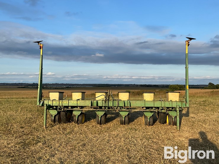 john-deere-7100-6r30”-3-pt-planter-image-2