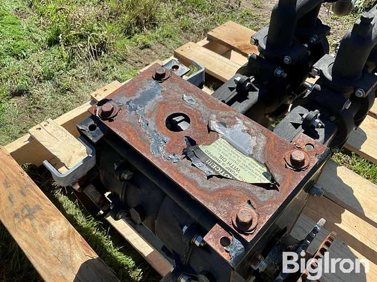 demco-lil’-thumper-double-fertilizer-piston-pump-image-9