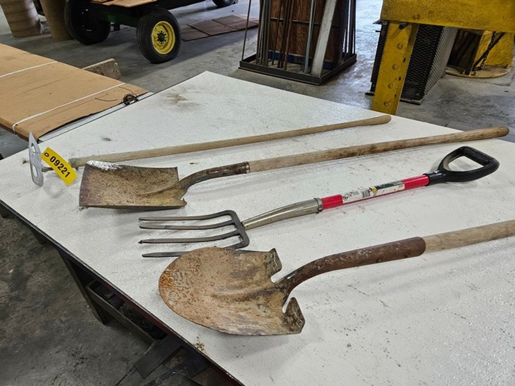 #9221-•-rack-of-assorted-yard-tools-image-2