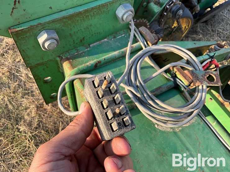 john-deere-7100-6r30”-3-pt-planter-image-16