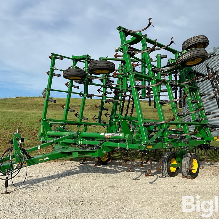 2016 John Deere 2210L 45’ Field Cultivator