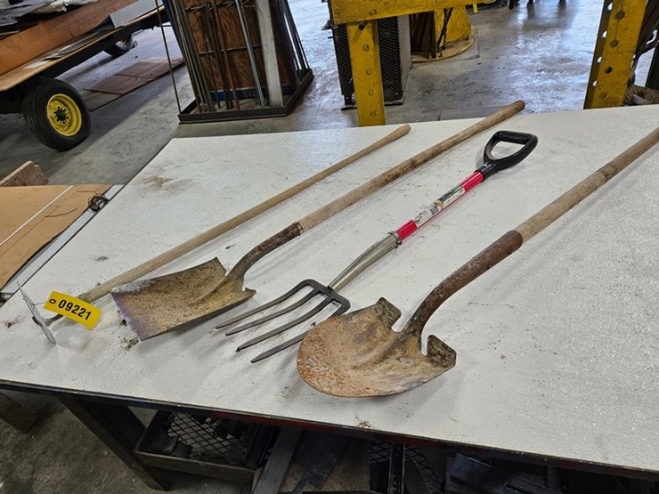 #9221-•-rack-of-assorted-yard-tools-image-1