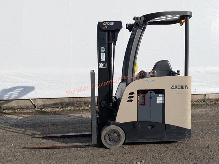 crown-rc5535-35-stand-up-forklift-image-28