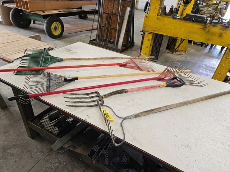 #9230-•-rack-of-assorted-yard-tools-image-1