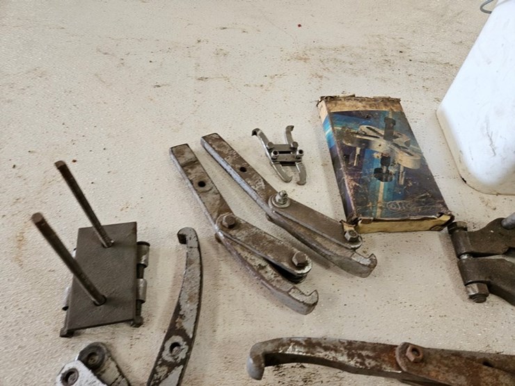 #9240-•-assorted-gear-puller-parts-and-accessories-image-7