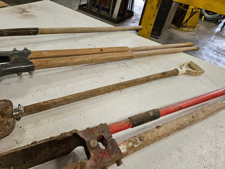 #9223-•-rack-of-assorted-yard-tools-image-9