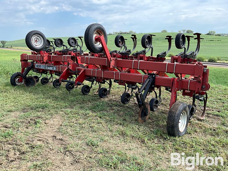 case-1820-16r30”-3-pt-row-crop-cultivator-image-1