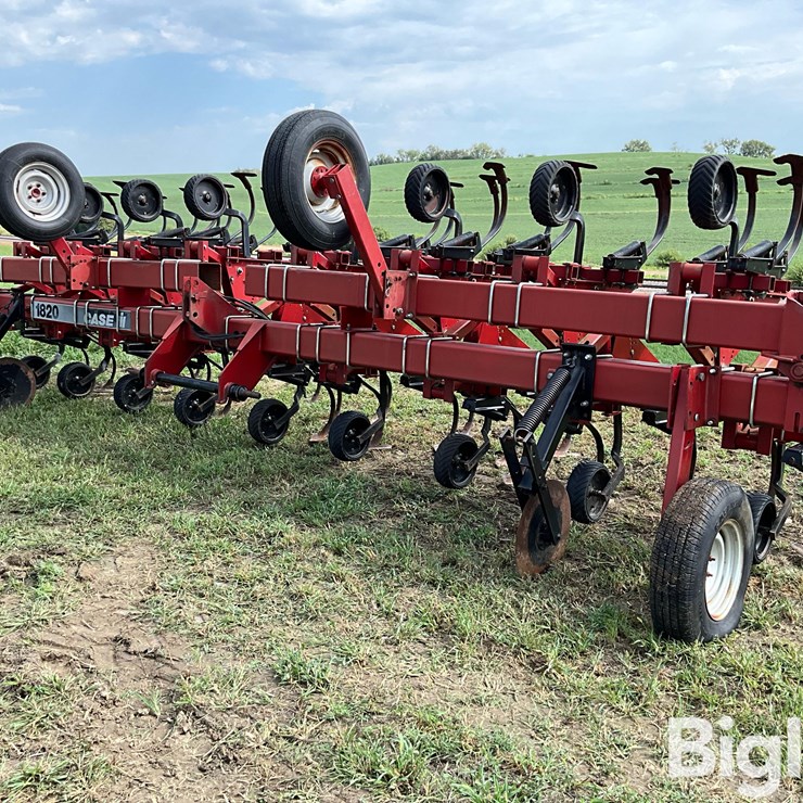 Case 1820 16R30” 3-Pt Row Crop Cultivator