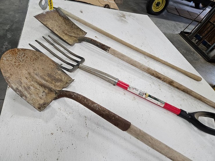 #9221-•-rack-of-assorted-yard-tools-image-5