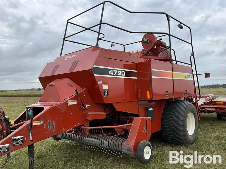 hesston-4790-big-square-baler-w/accumulator-image-9