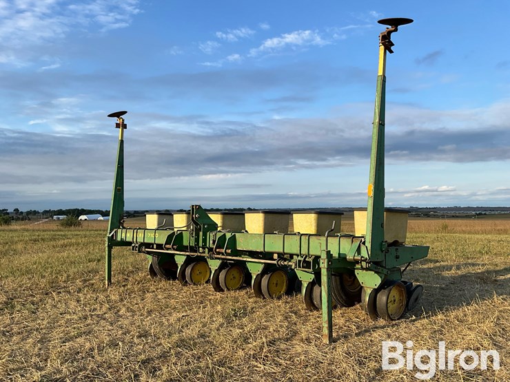 john-deere-7100-6r30”-3-pt-planter-image-1