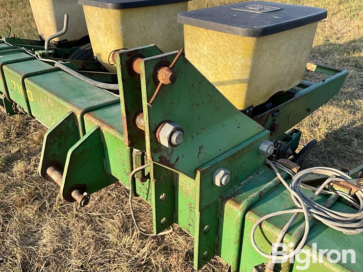 john-deere-7100-6r30”-3-pt-planter-image-11