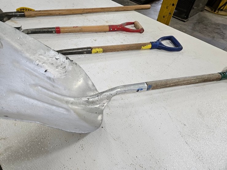 #9226-•-rack-of-assorted-shovels-image-7