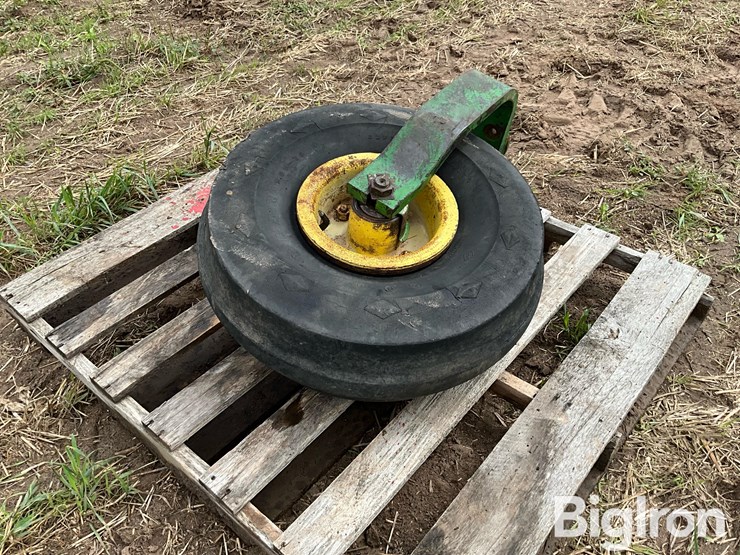 john-deere-2-cyl-tractor-single-front-wheel-assembly-image-3