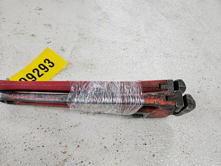 #9293-•-(2)-14"-pipe-wrenches-image-3