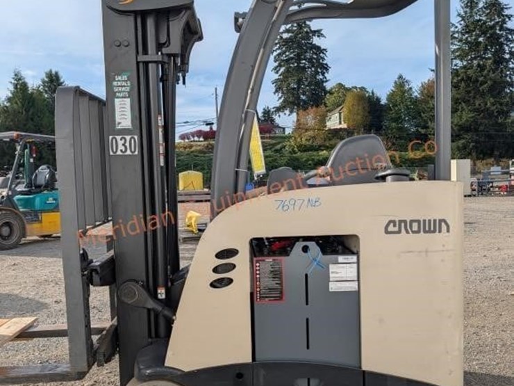crown-rc5535-35-stand-up-forklift-image-5