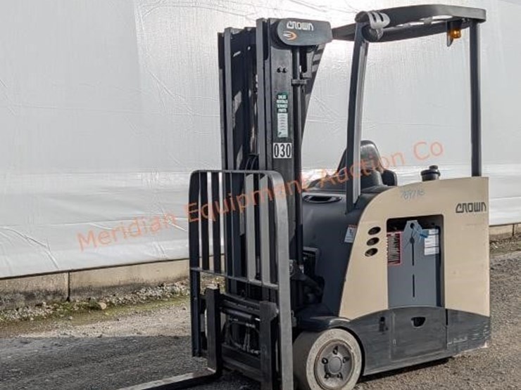 crown-rc5535-35-stand-up-forklift-image-29