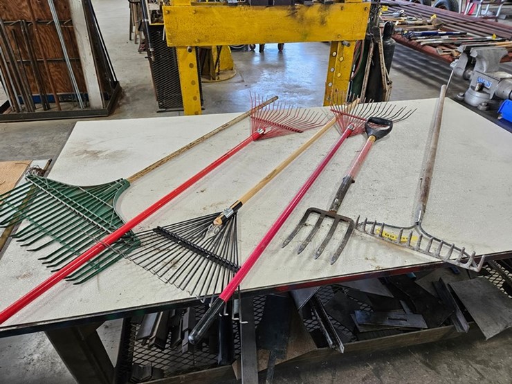 #9230-•-rack-of-assorted-yard-tools-image-3
