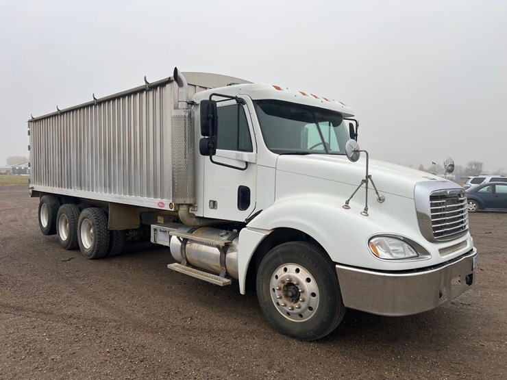 2004-freightliner-columbia-grain-truck-image-4