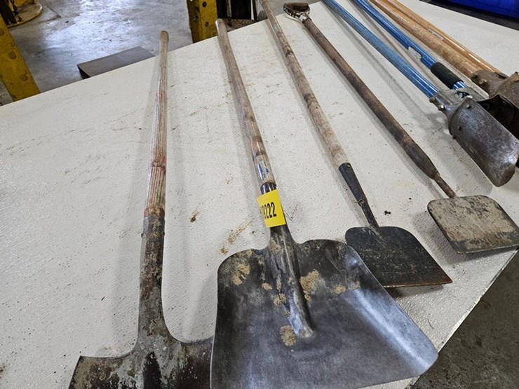 #9222-•-rack-of-assorted-yard-tools-image-8