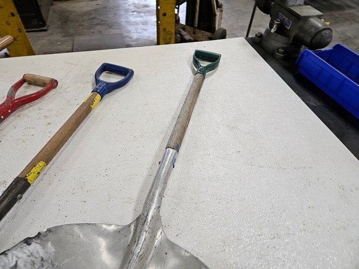 #9226-•-rack-of-assorted-shovels-image-8