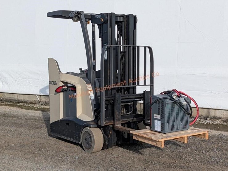 crown-rc5535-35-stand-up-forklift-image-2