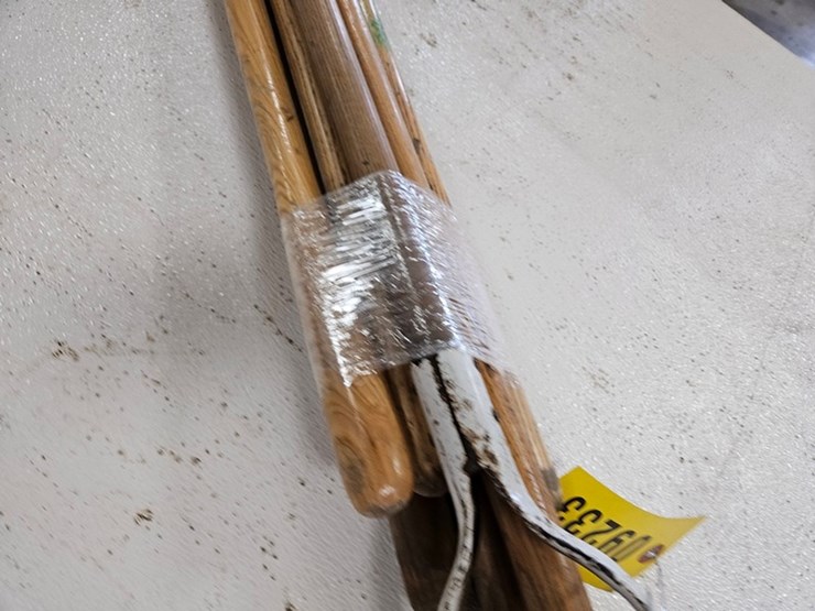 #9233-•-bundle-of-wood-shovel-and-broom-handles-image-6