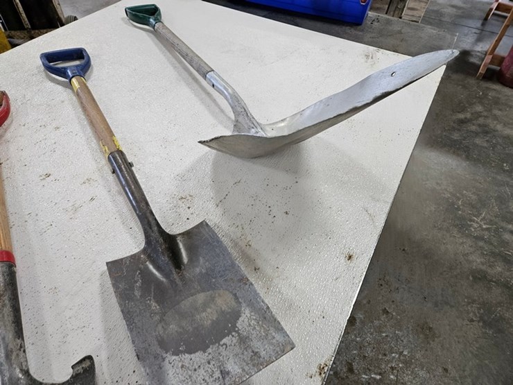 #9226-•-rack-of-assorted-shovels-image-6