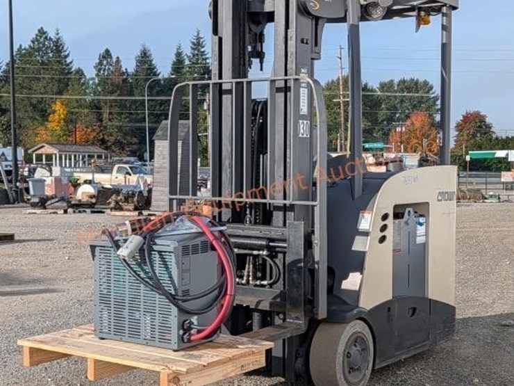 crown-rc5535-35-stand-up-forklift-image-4