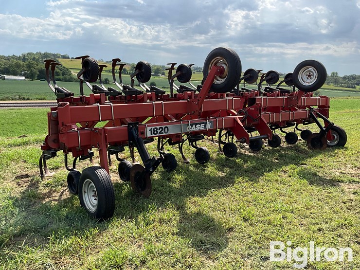 case-1820-16r30”-3-pt-row-crop-cultivator-image-3