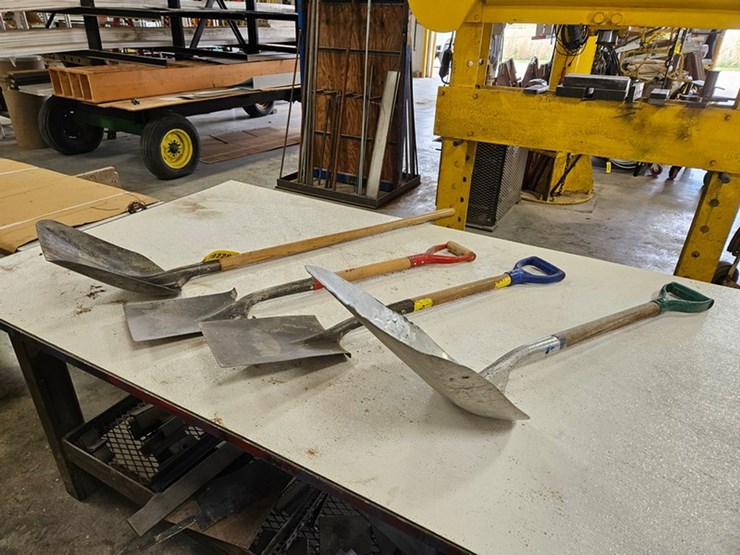 #9226-•-rack-of-assorted-shovels-image-1