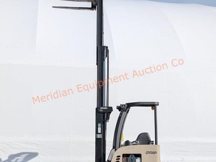 crown-rc5535-35-stand-up-forklift-image-26