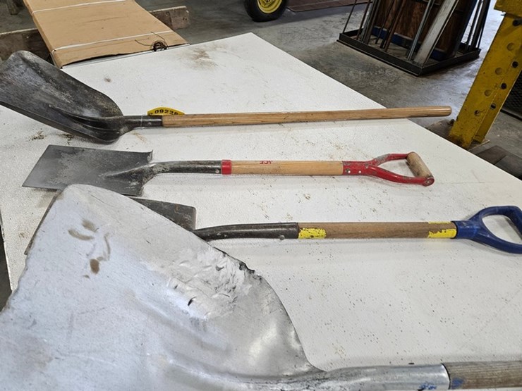 #9226-•-rack-of-assorted-shovels-image-9