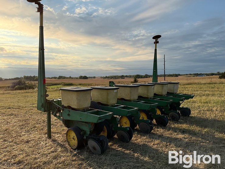 john-deere-7100-6r30”-3-pt-planter-image-7