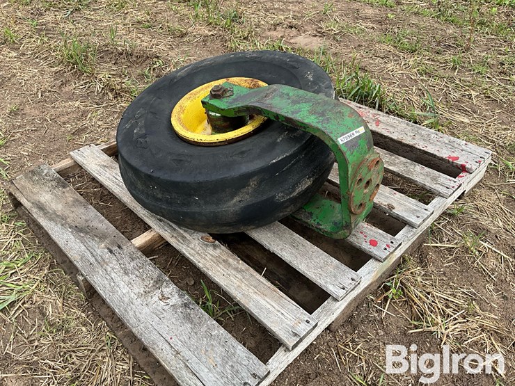john-deere-2-cyl-tractor-single-front-wheel-assembly-image-1